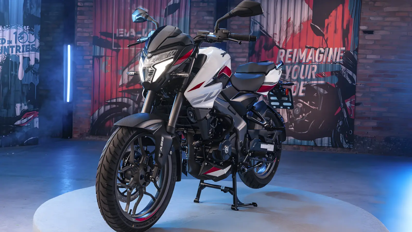 Bajaj Dominar NS200 2026 no Brasil com visual renovado e mais conectividade