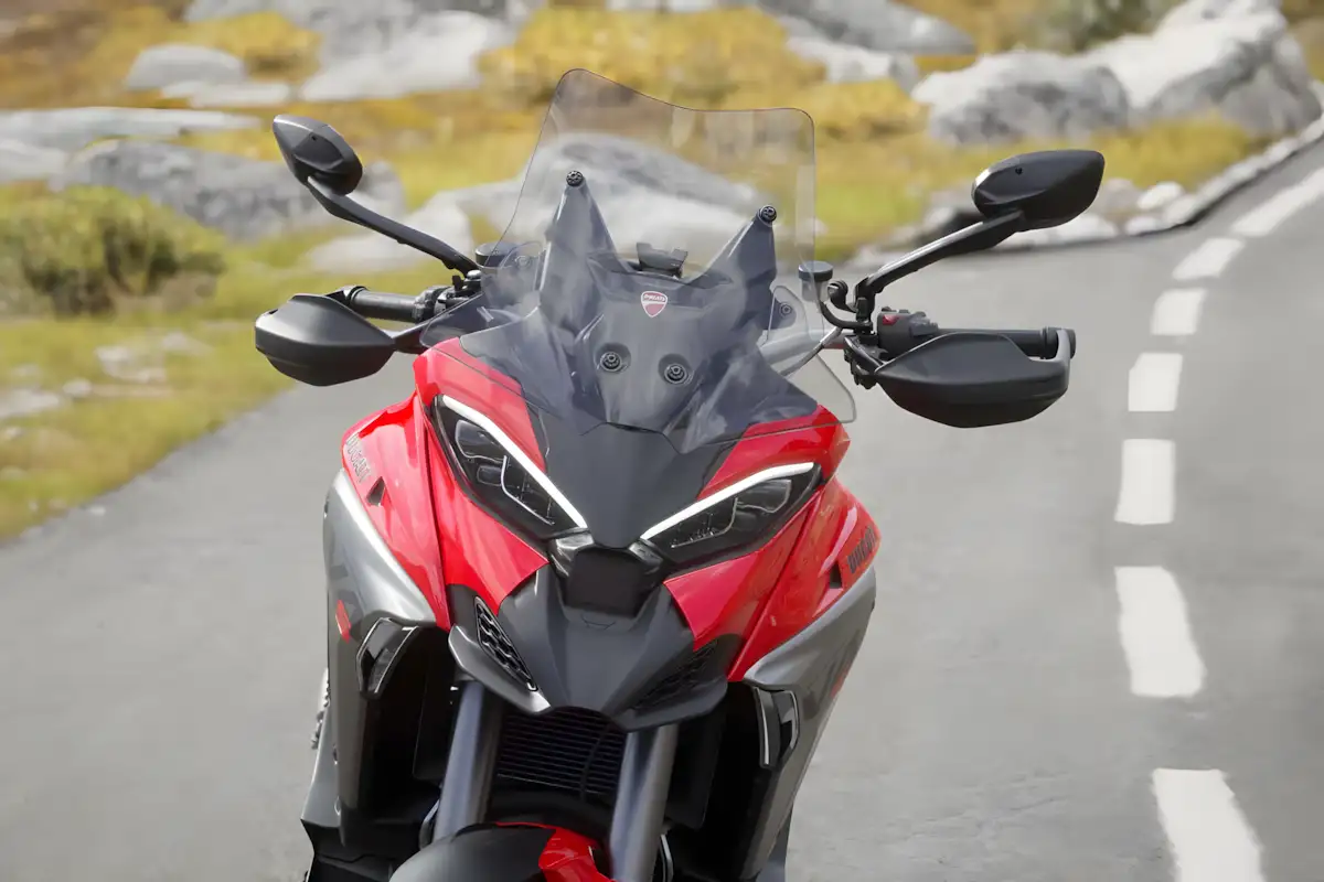 Ducati Multistrada V4 S 2026 chega em setembro com radar, motor derivado da MotoGP e painel em português
