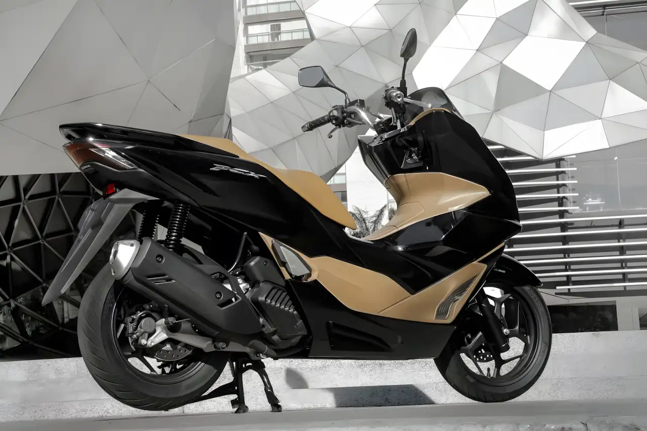 Honda apresenta a linha 2026 da PCX 160 com novas cores e versões