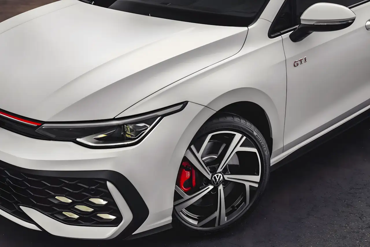 VW Golf GTI 2026 estreia no Brasil em setembro - veja todos os detalhes do esportivo de 245 cv