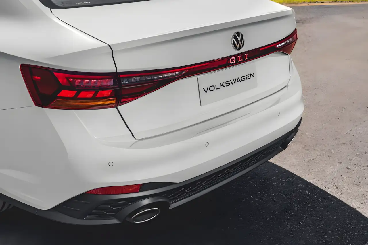 VW Jetta GLI 2026 terá preço próximo de R$ 250 mil e estreia confirmada para outubro