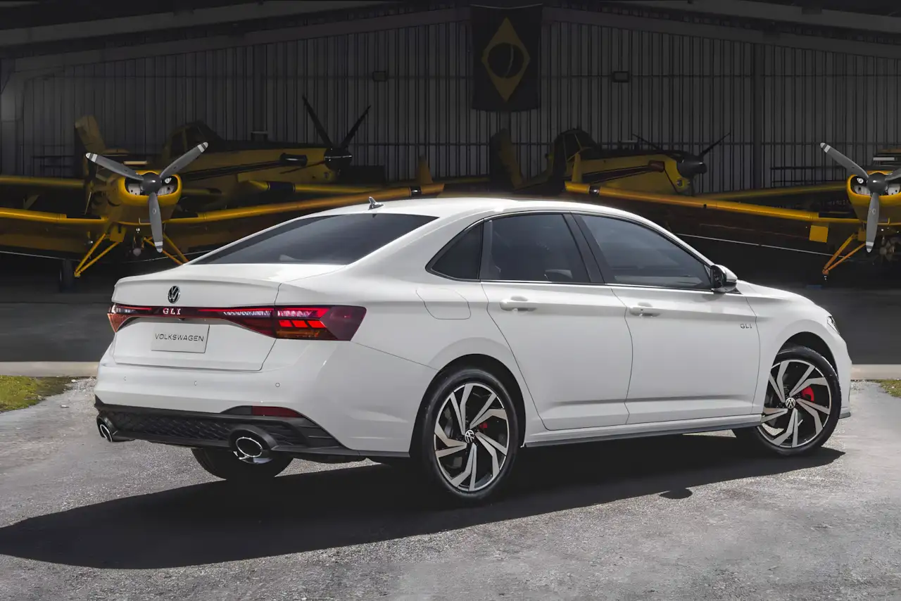 VW Jetta GLI 2026 terá preço próximo de R$ 250 mil e estreia confirmada para outubro