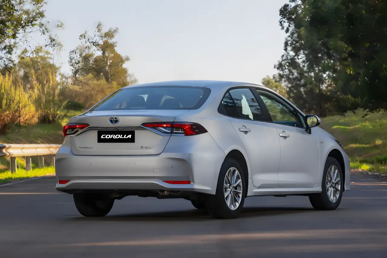 Toyota apresenta Corolla GLI Hybrid 2026 para brigar com BYD King GS