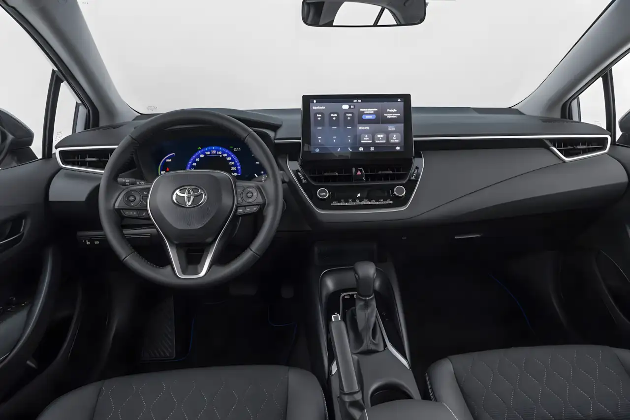 Toyota apresenta Corolla GLI Hybrid 2026 para brigar com BYD King GS