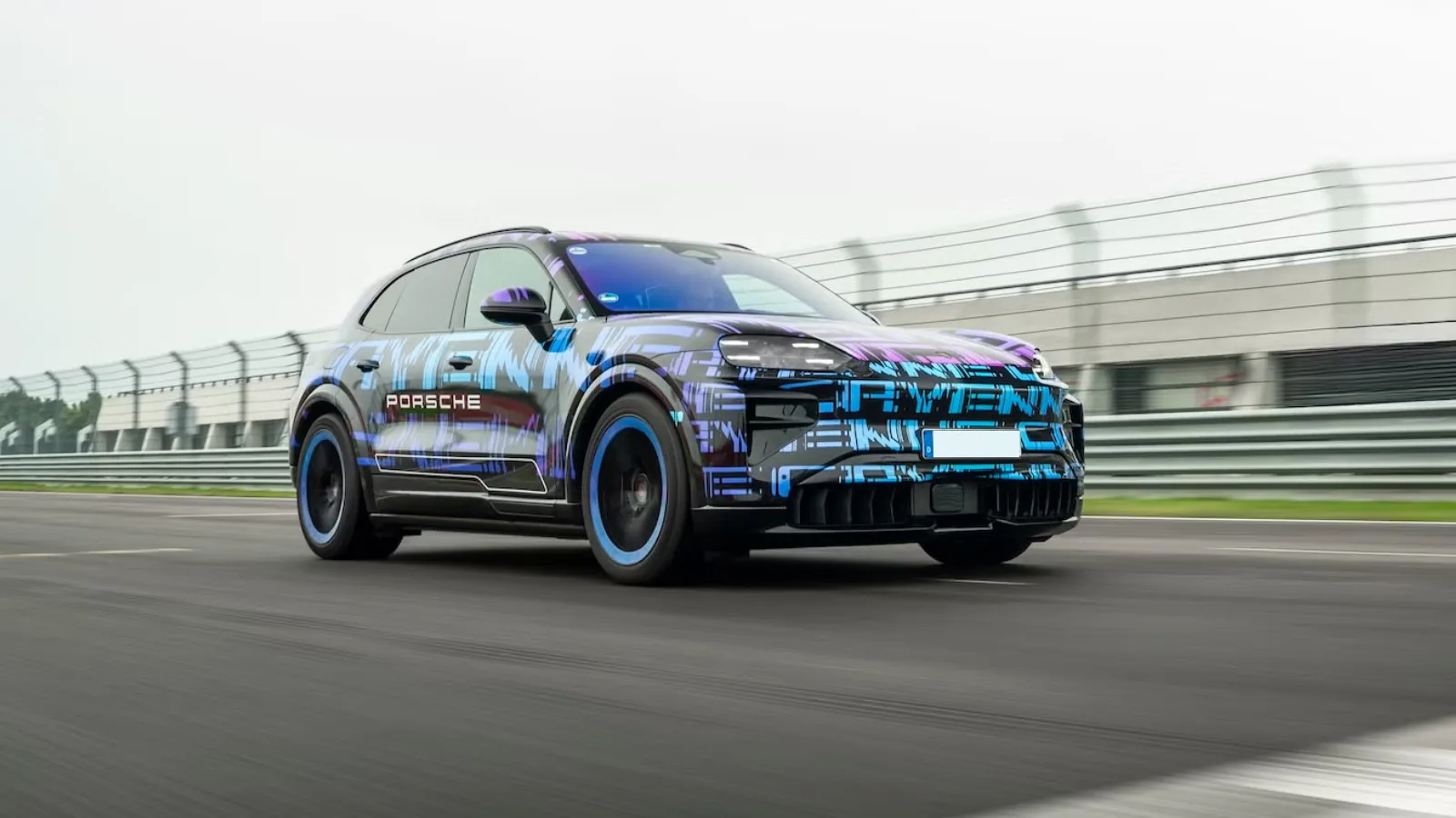 Porsche Cayenne Elétrico 2026 tem interior revelado com três telas gigantes e mais de 1.000 cv