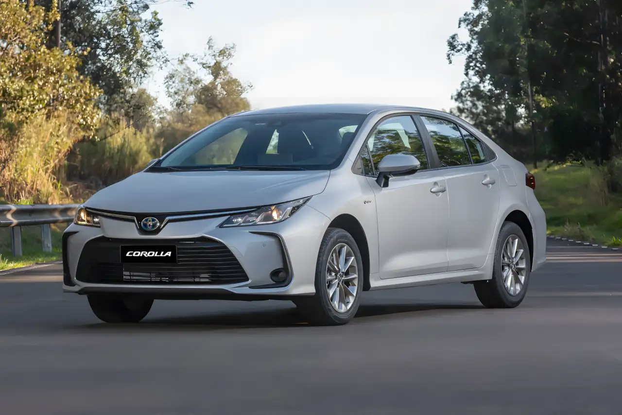 Toyota apresenta Corolla GLI Hybrid 2026 para brigar com BYD King GS