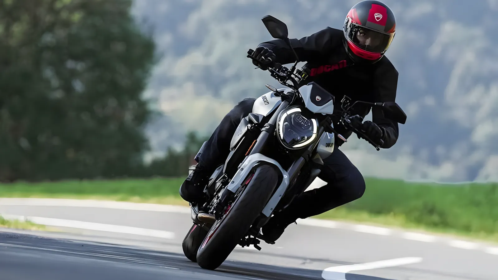 Ducati Monster 2026 Estreia com Motor V-Twin de 890cc e Duas Versões