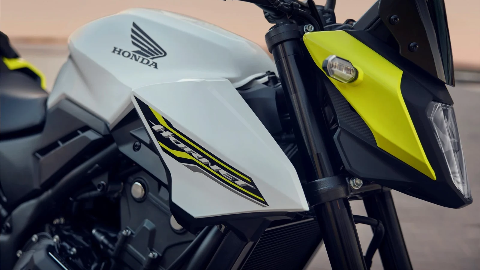 Honda CB500 Hornet 2026 chega com sistema E-Clutch e cor branca inédita 