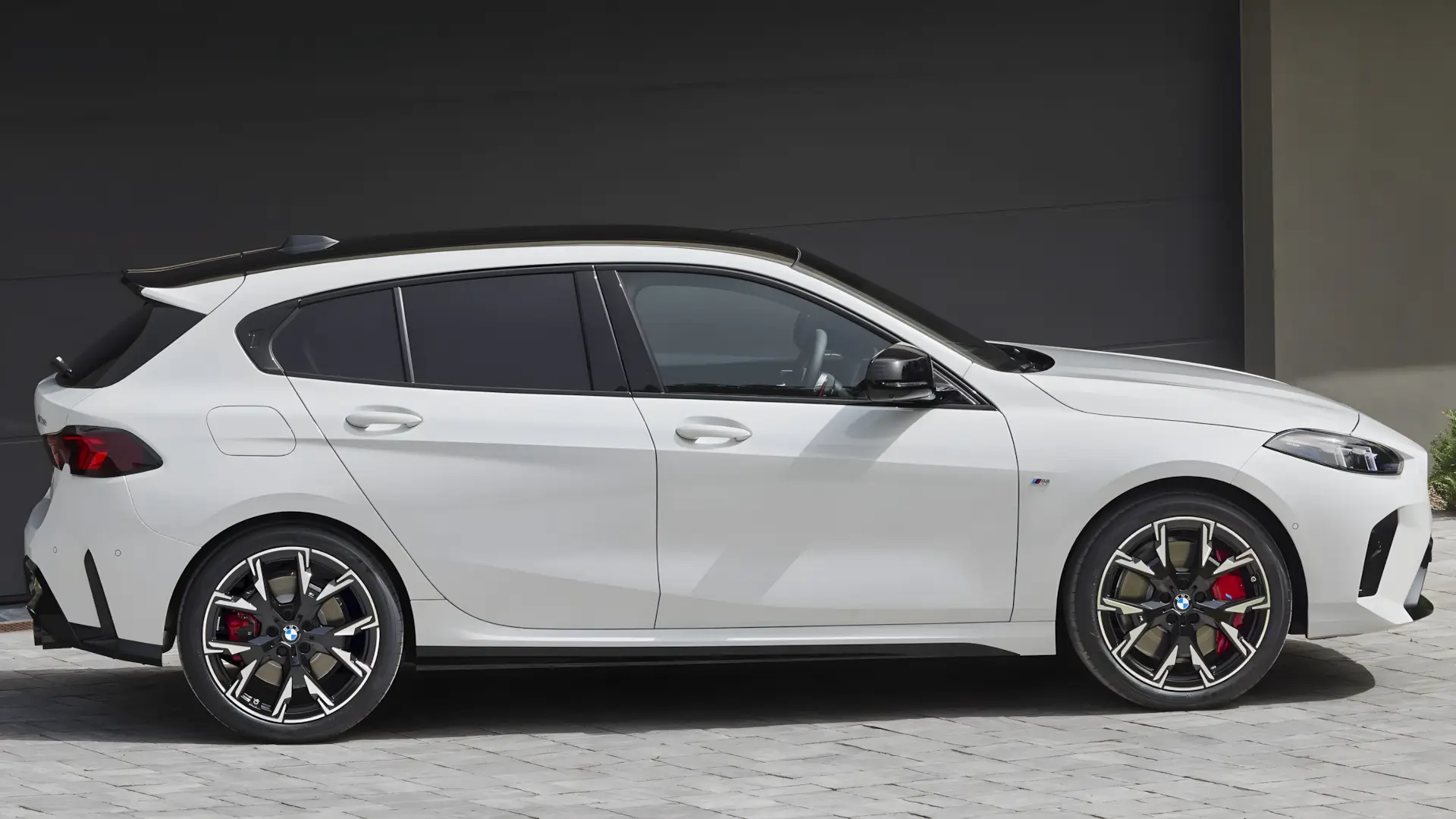 BMW M135 xDrive 2026 vista frontal diagonal na cor branco