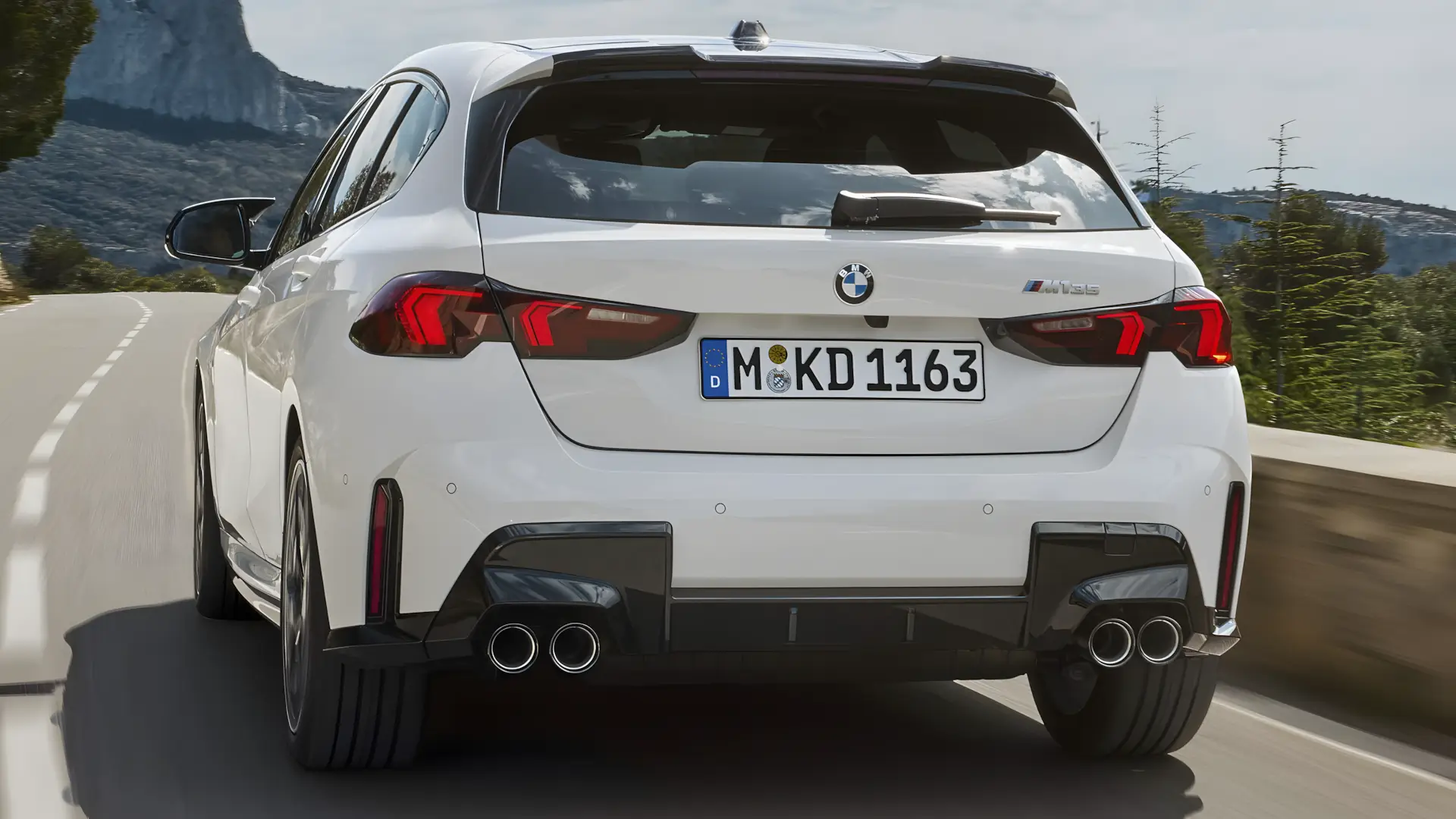 Vista traseira e lateral do BMW M135 xDrive mostrando design esportivo