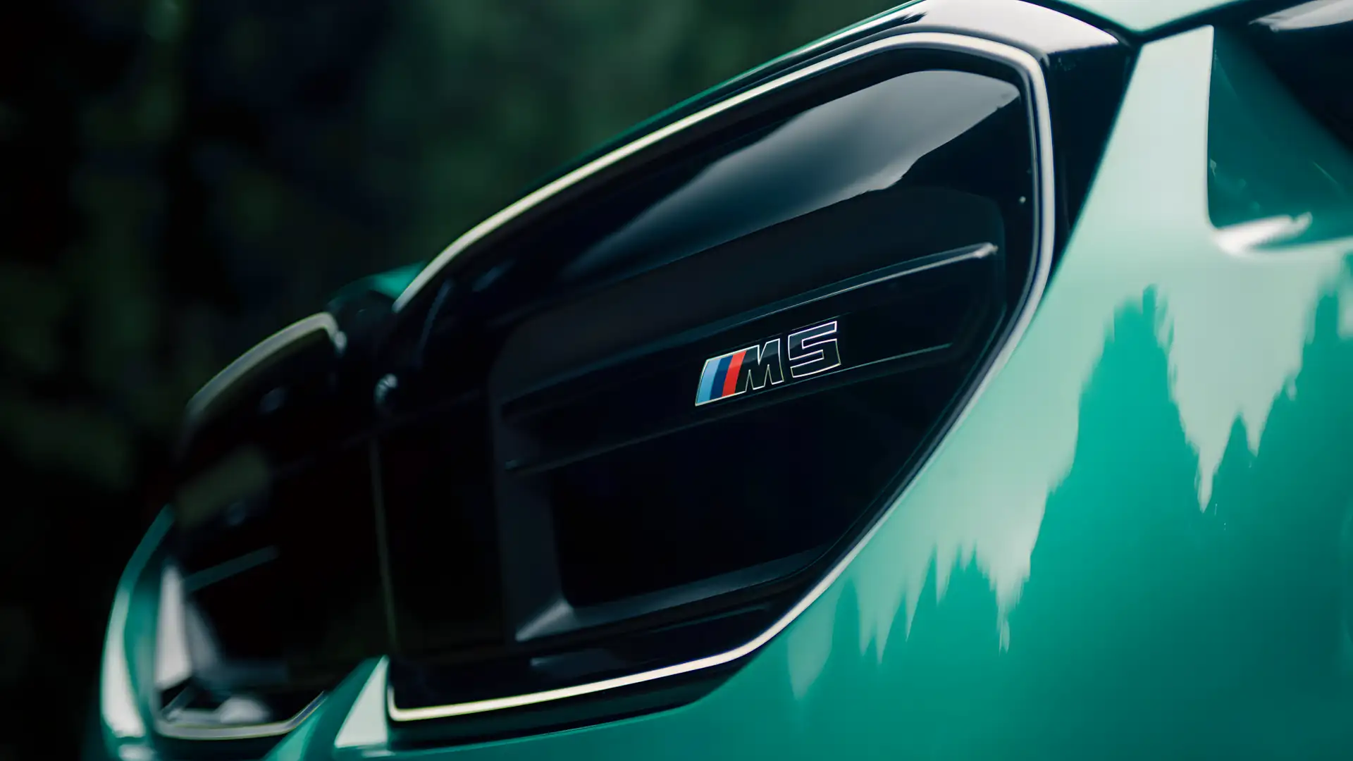 Silhueta do sedan BMW M5 2026 com grade preta M