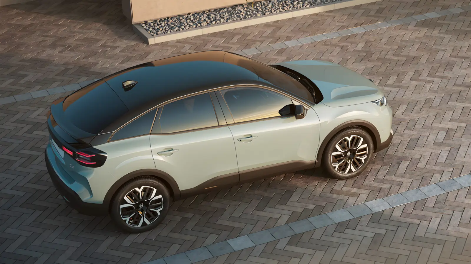 Citroën C4 2026 híbrido vista frontal e lateral na cor cinza