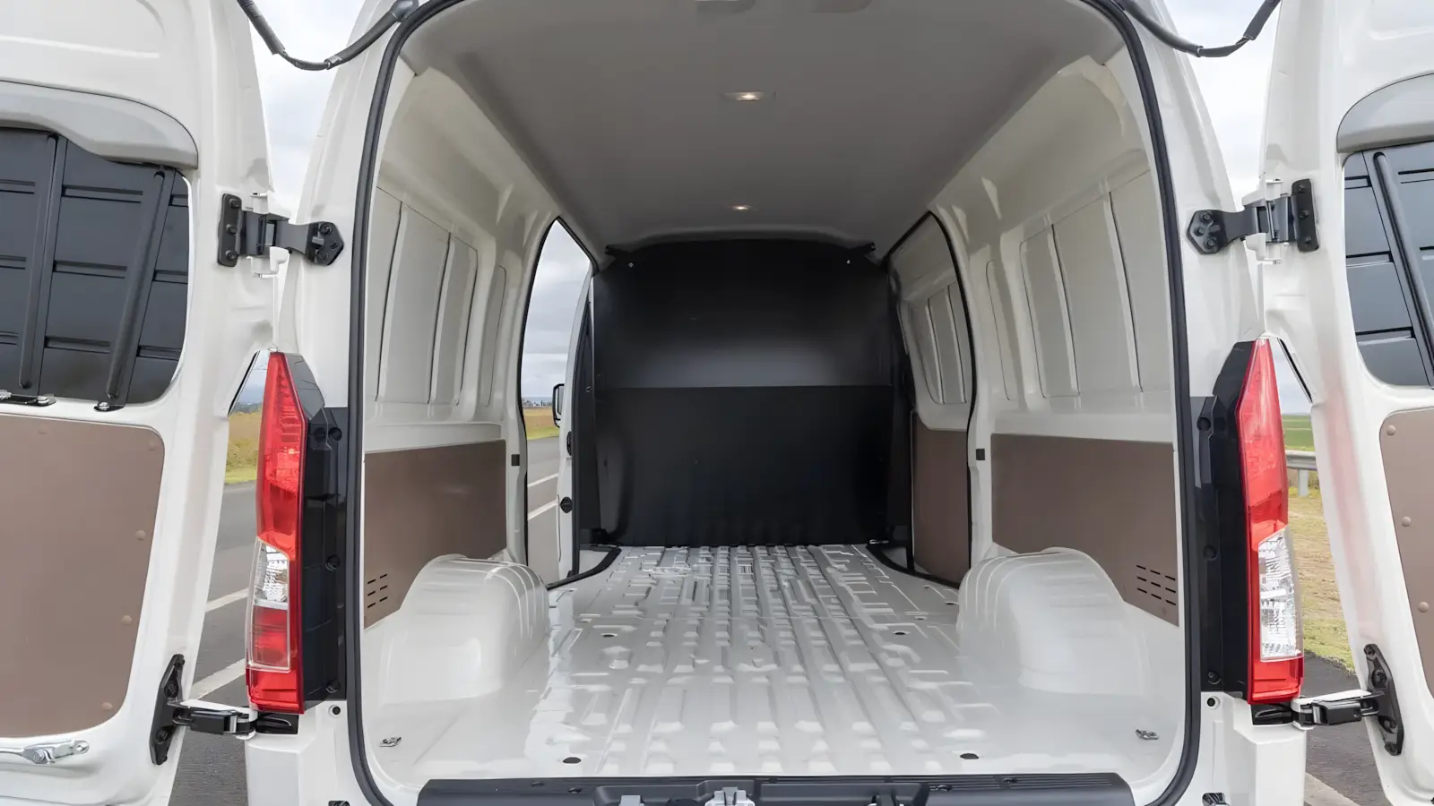 Compartimento de carga de 9300 litros da Toyota Hiace Furg&atilde;o 2026