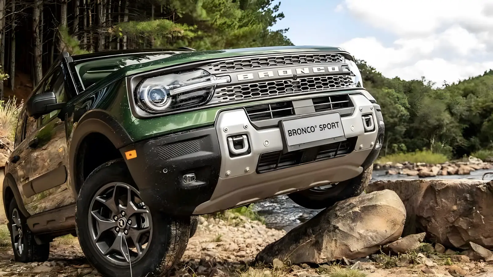 Frente do Ford Bronco Sport 2025 versão Badlands na cor cinza, mostrando a grade frontal e faróis LED.