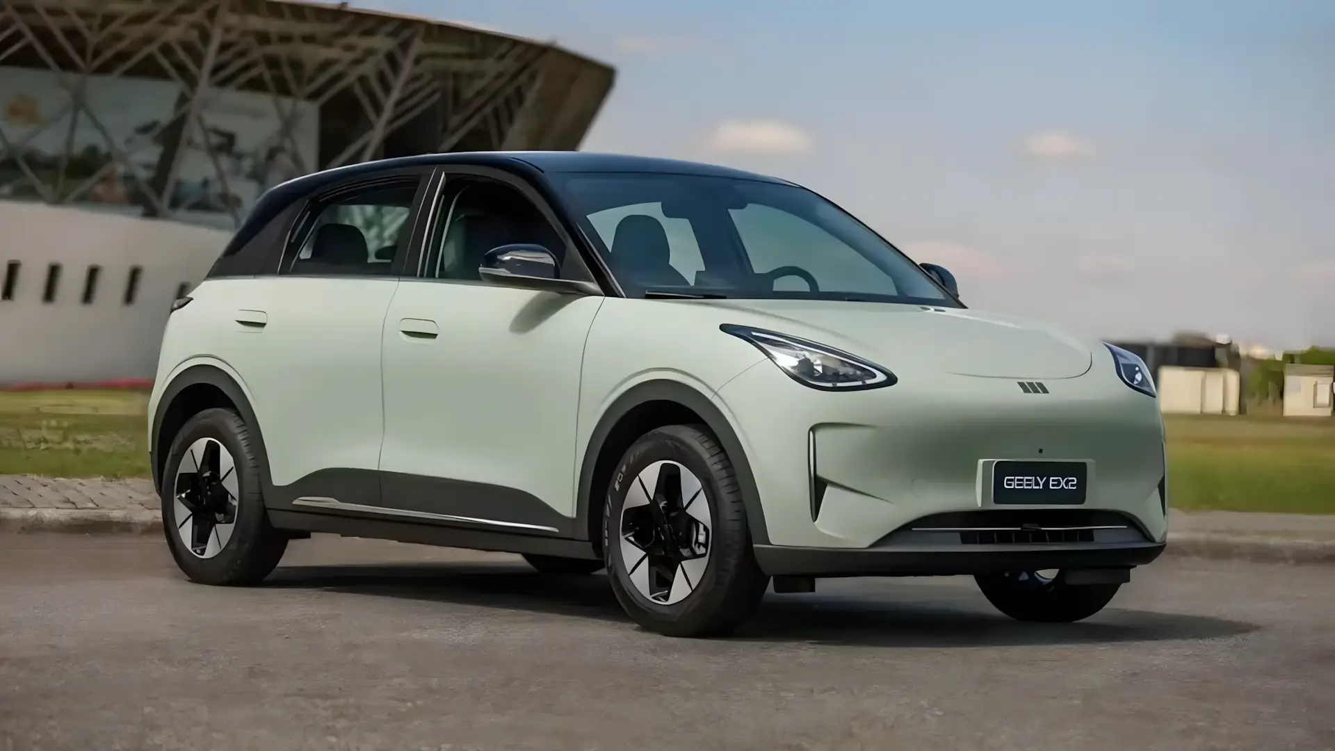 Geely EX2 na cor branca visto de frente, posicionado como o principal rival do BYD Dolphin no mercado brasileiro