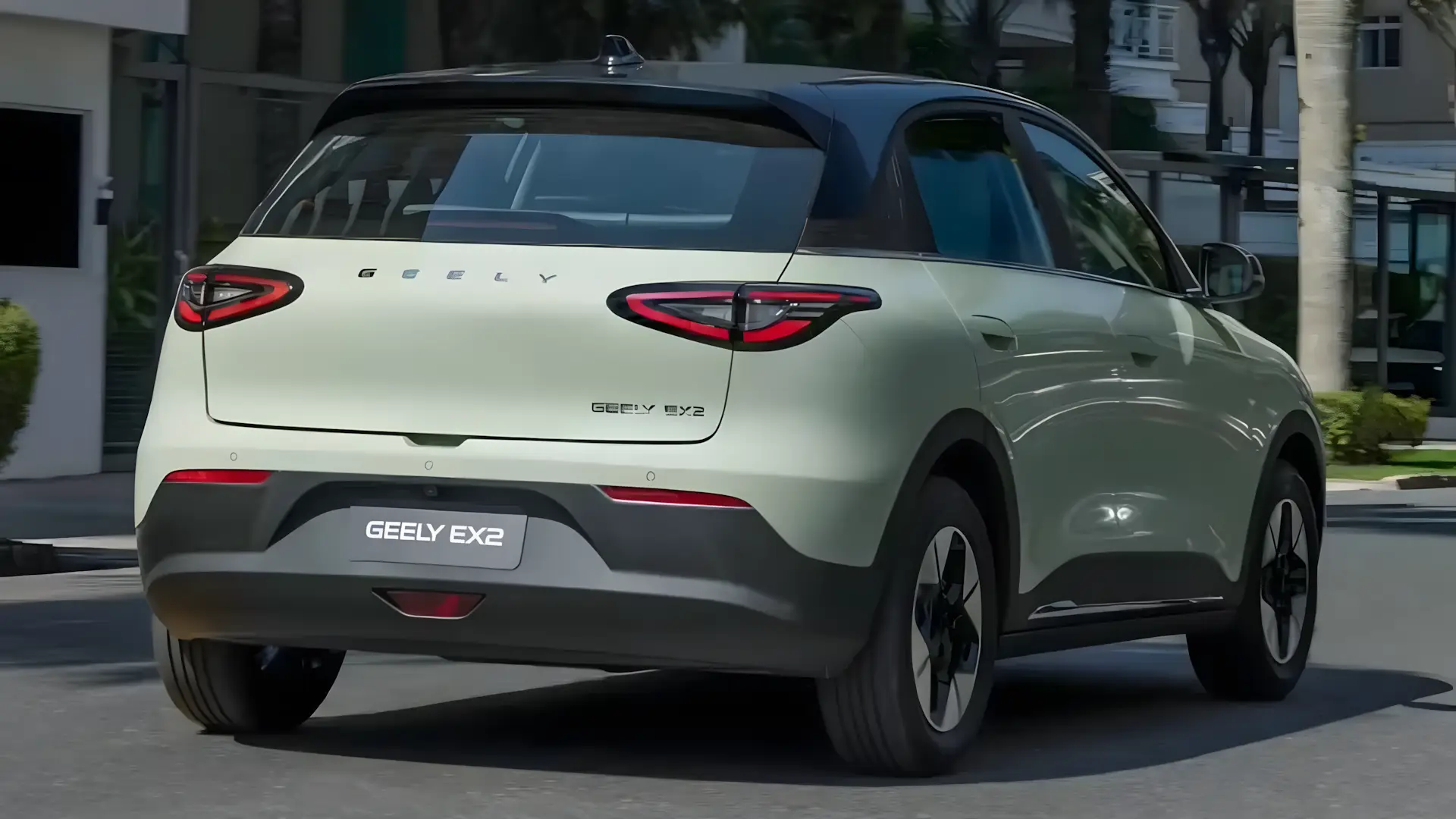 Vista traseira do novo Geely EX2 2026 na cor azul, mostrando seu design de SUV compacto elétrico