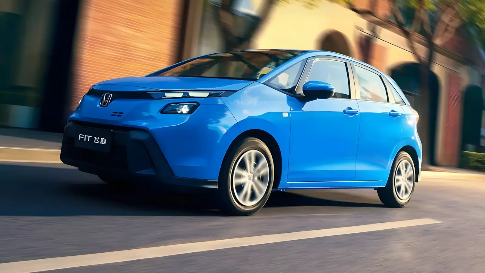 Honda Fit 2026 na cor azul vista lateral mostrando perfil compacto de 4,17 metros