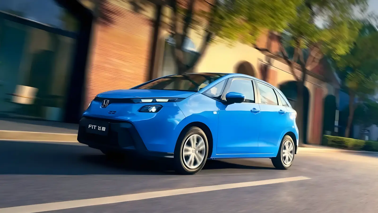 Honda Fit 2026 na cor amarela vista frontal com novo design de faróis divididos