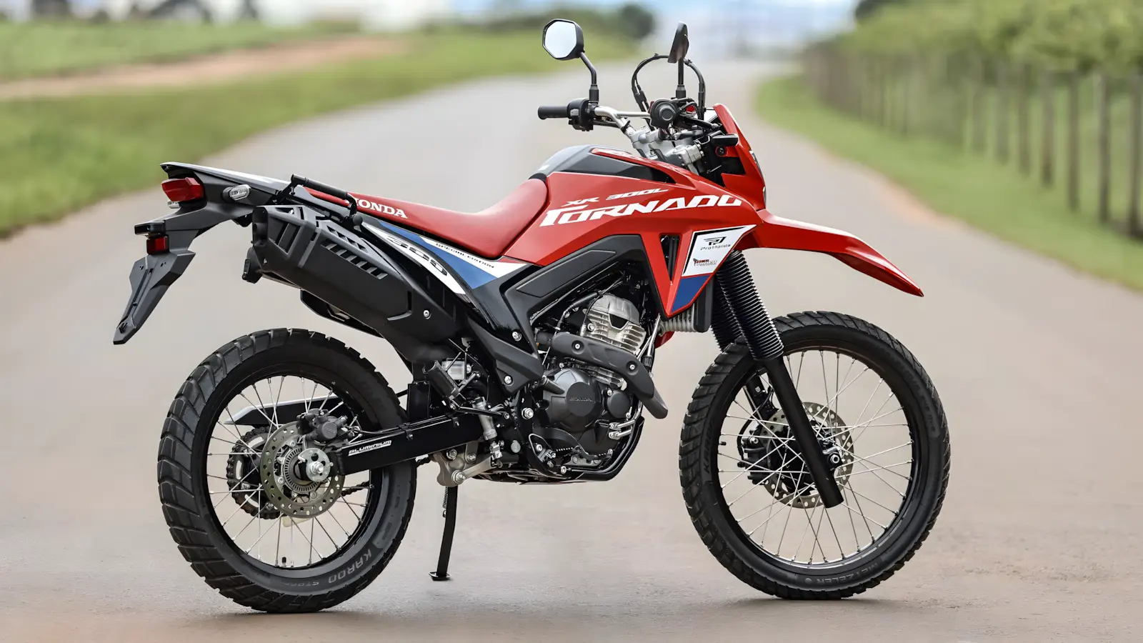 Honda XR300L Tornado 2026 Special Edition vermelha vista lateral mostrando grafismo rally