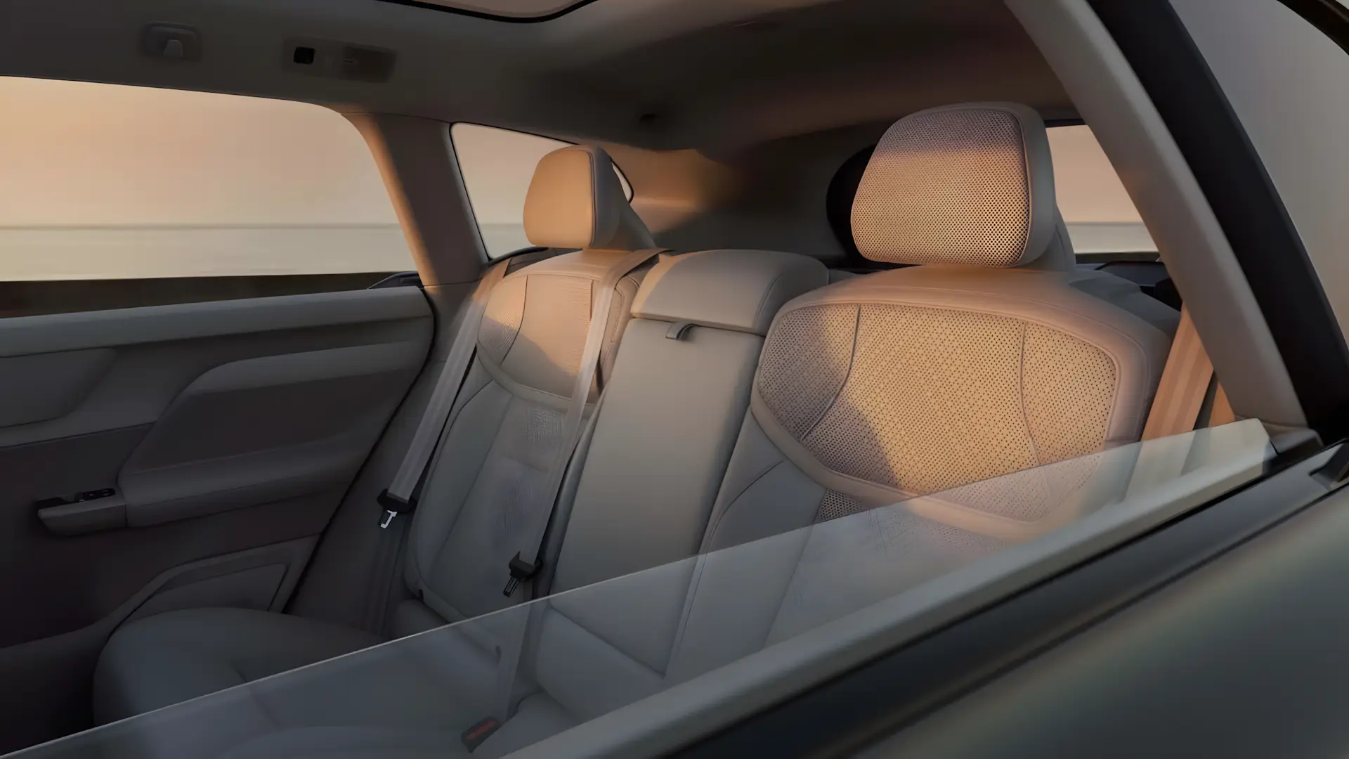 Interior do Volvo EX60 2026 com sistema de &aacute;udio Bowers & Wilkins e espa&ccedil;o no banco traseiro