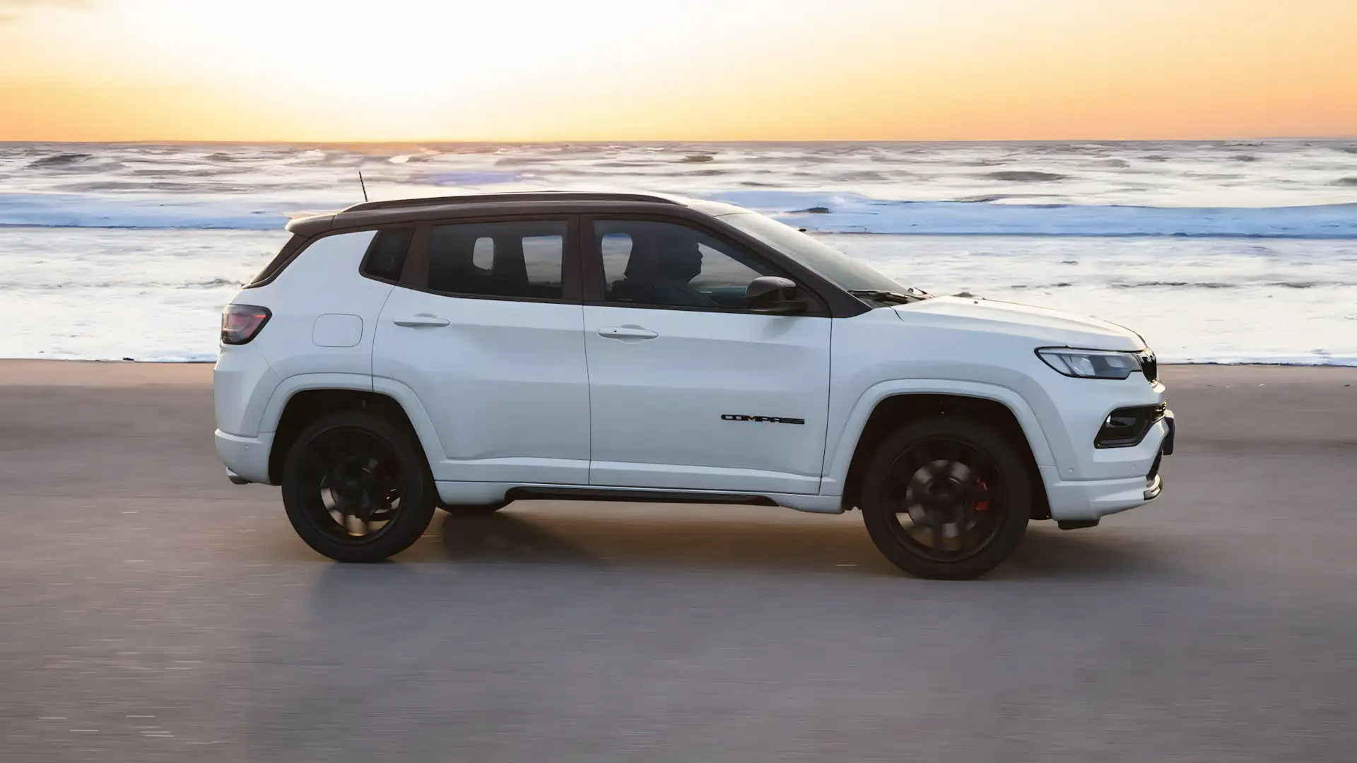 Jeep Compass Blackhawk 2026 em vista lateral destacando rodas de 19 polegadas
