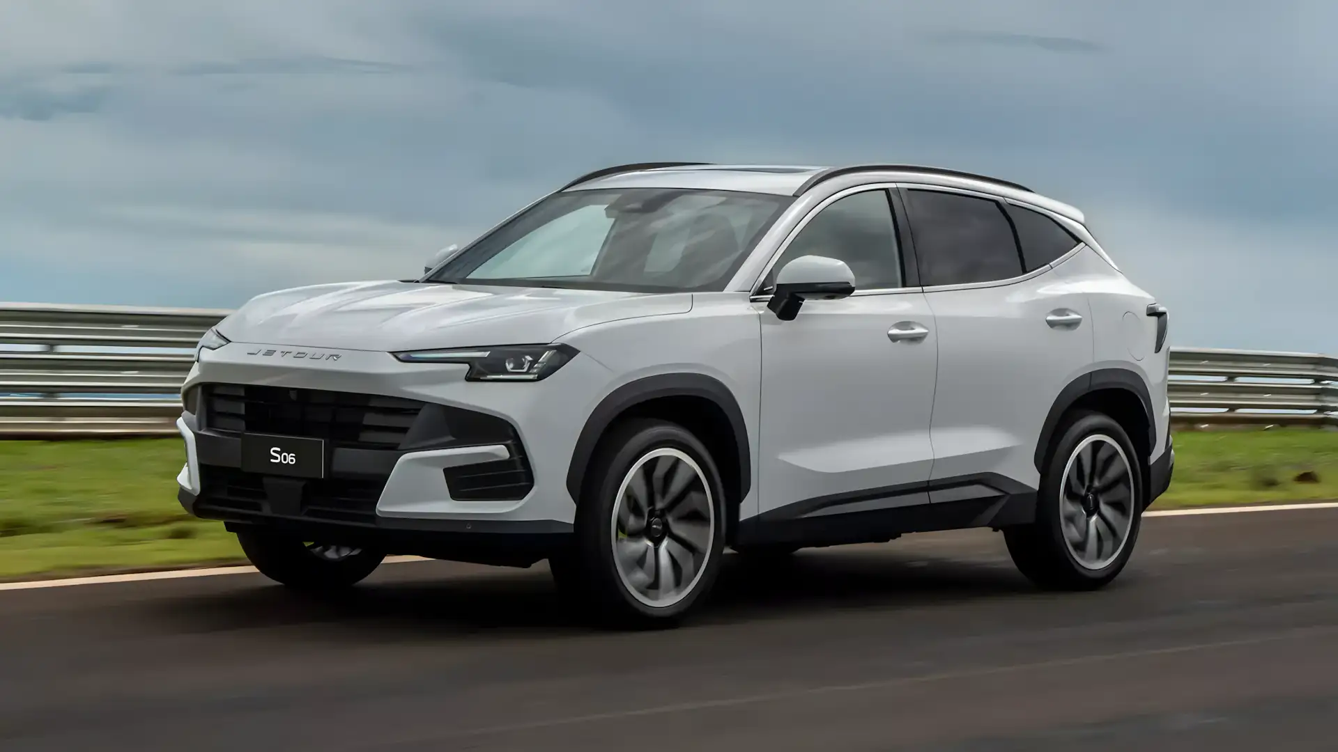 Jetour S06 prata visto de frente e lateral