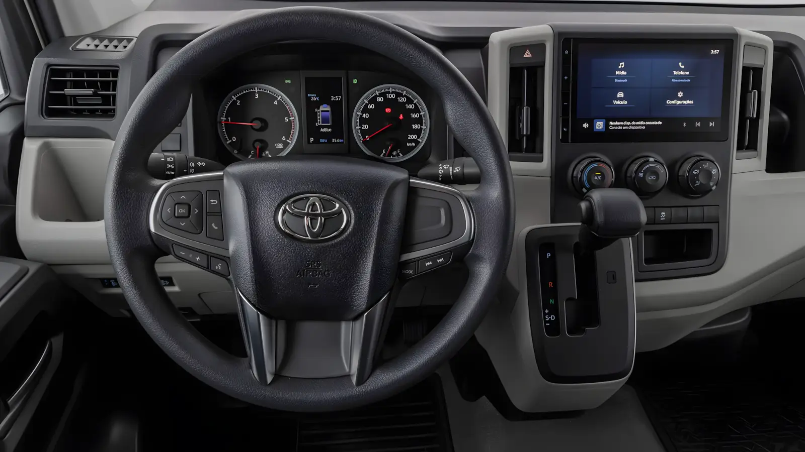 Painel e volante da Toyota Hiace Furg&atilde;o 2026 mostrando c&acirc;mbio autom&aacute;tico e multim&iacute;dia