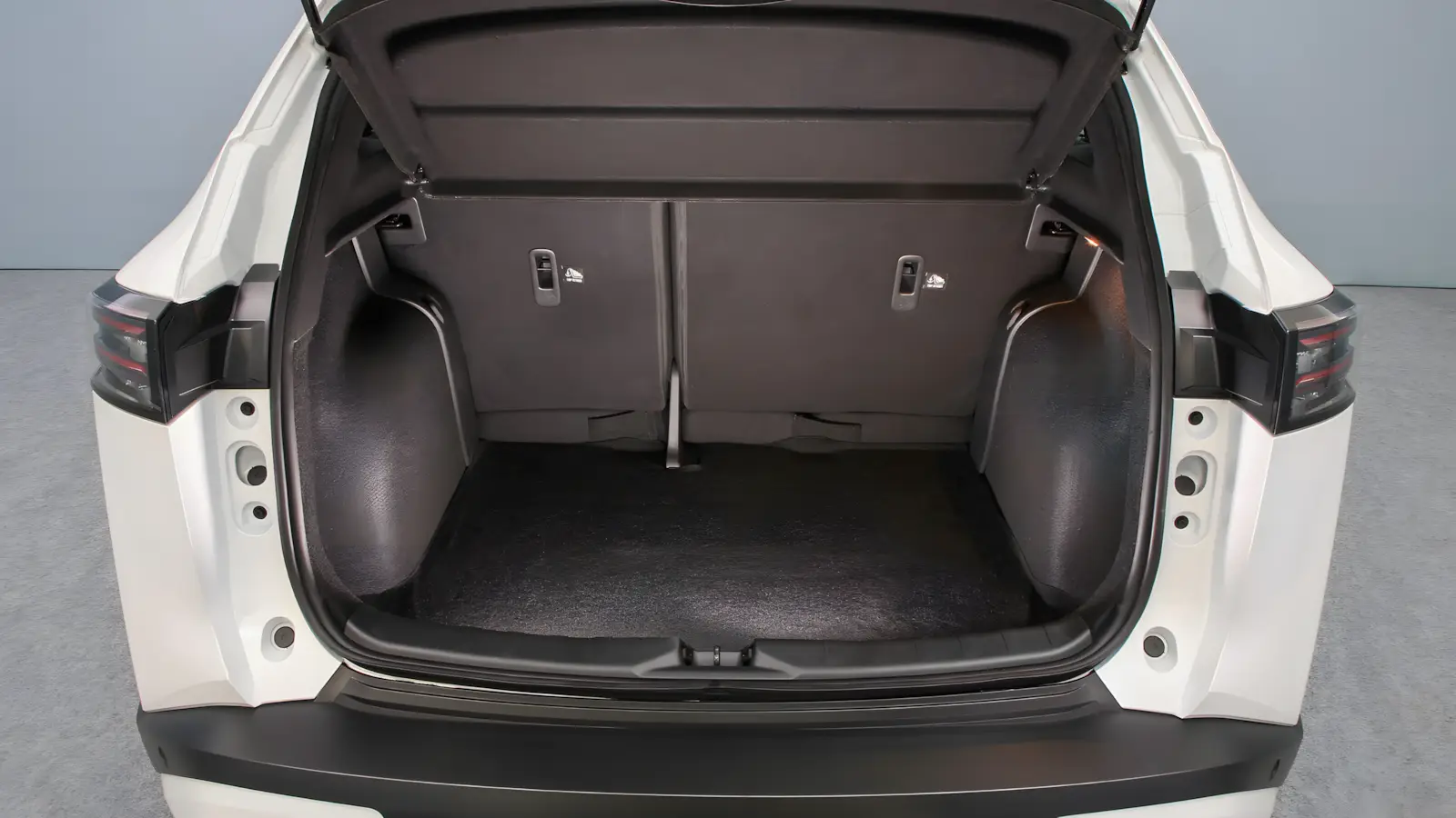 Porta-malas do Nissan Kait 2026 com capacidade de 432 litros aberto