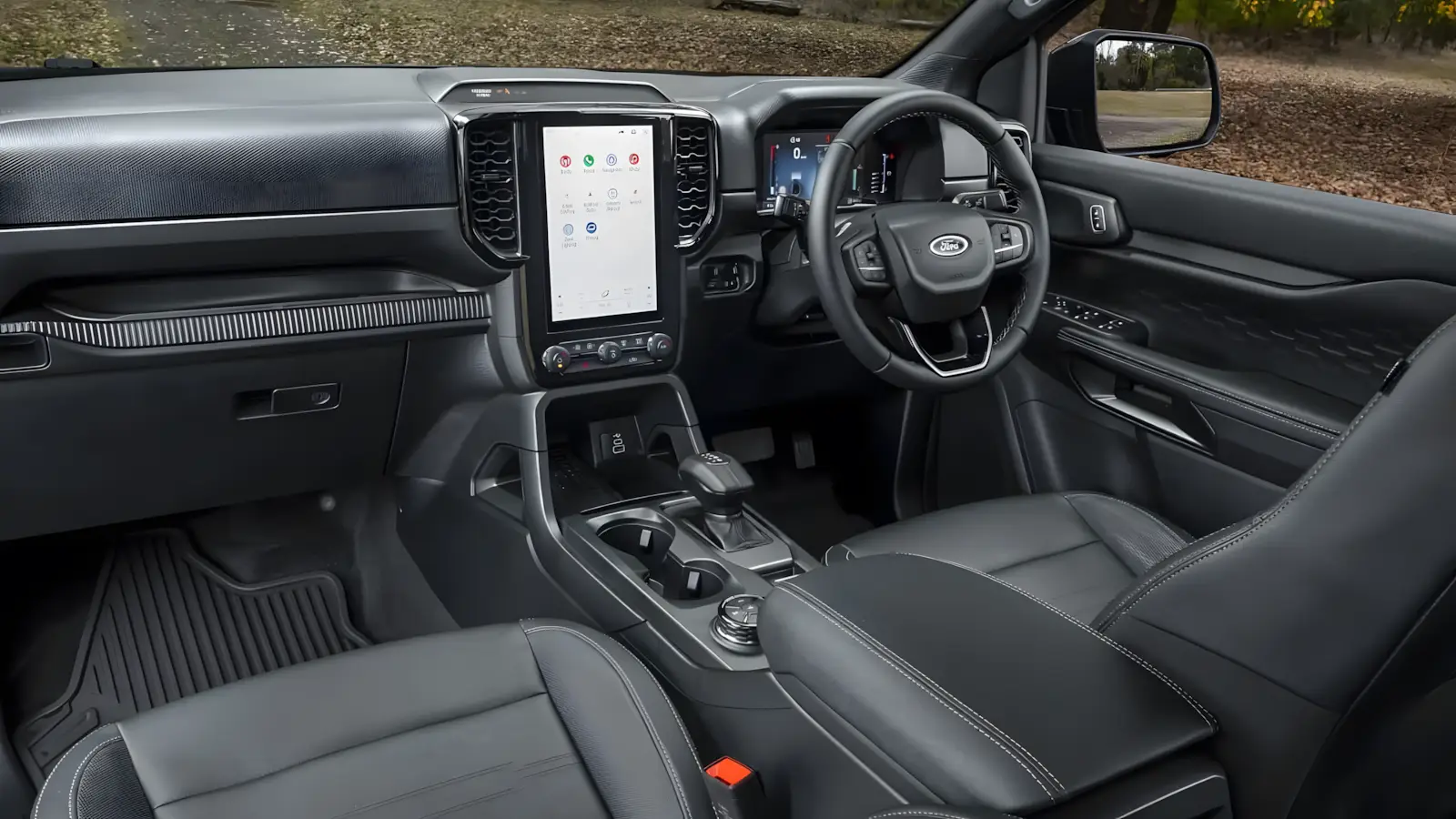 Interior da Ford Ranger Tremor 2027 com multim&iacute;dia vertical e acabamento escurecido