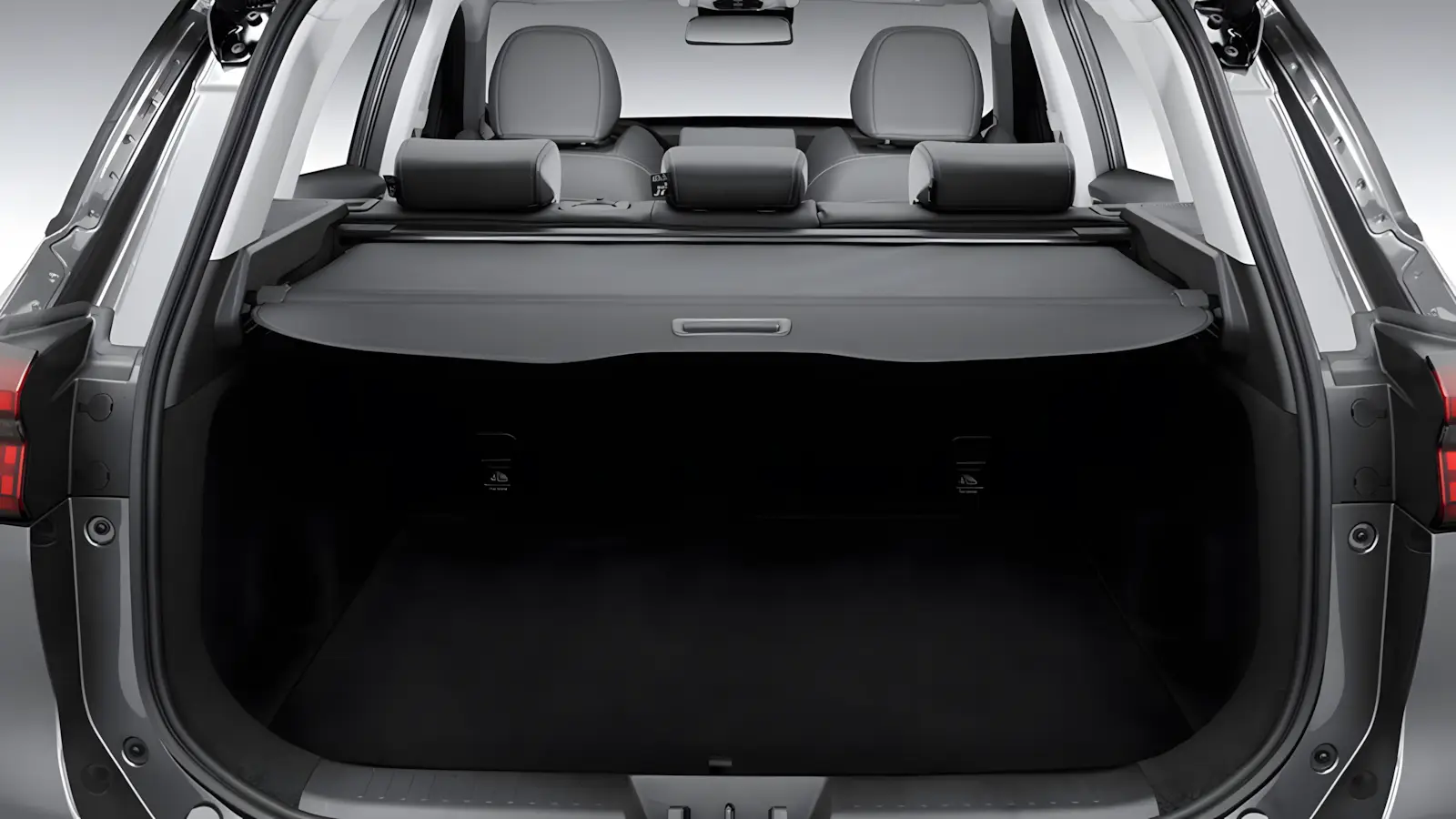 Vista traseira do Tiggo 7 2026 mostrando LED integrado e porta-malas de 525 litros