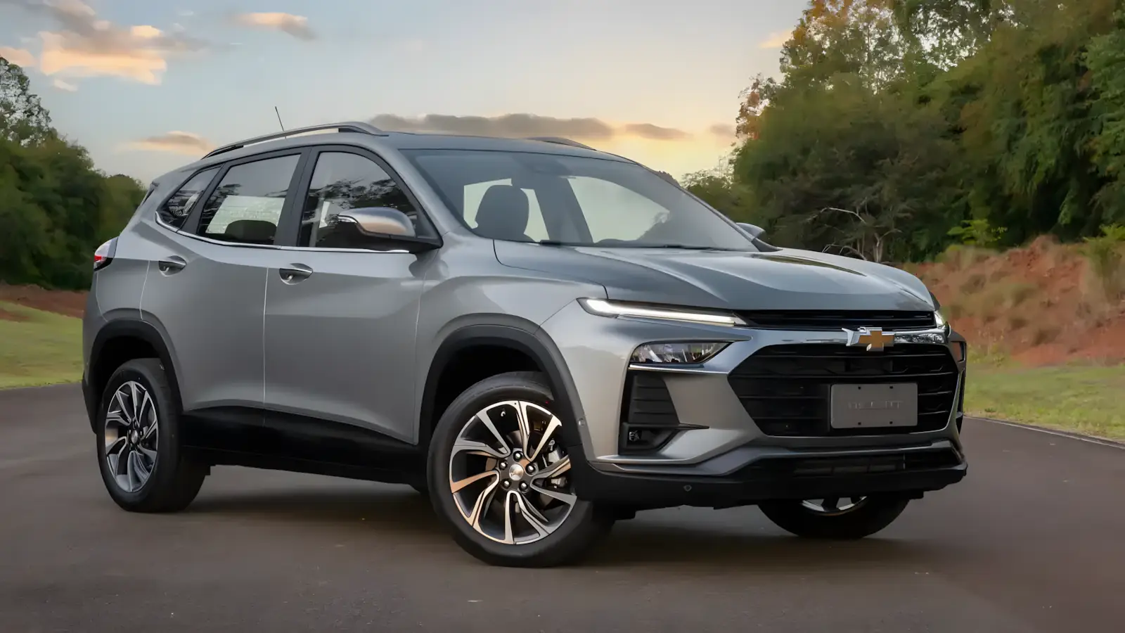 Chevrolet Tracker 2026 na cor prata visto de frente e lateral