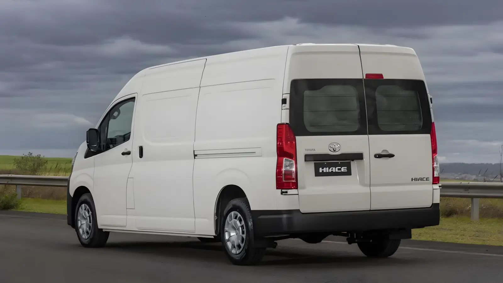 Toyota Hiace Furg&atilde;o 2026 branca vista lateral com portas deslizantes