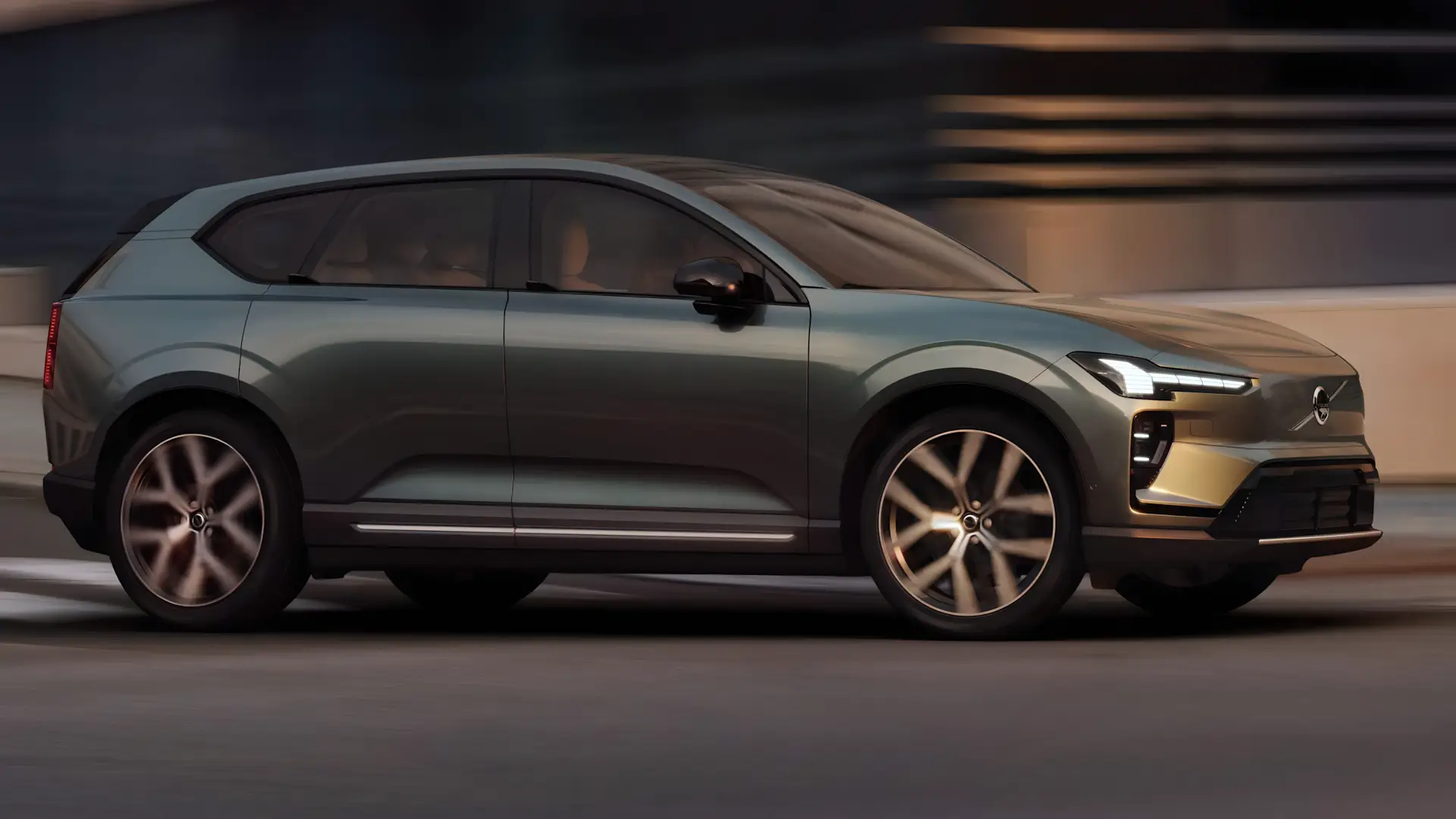 Vista traseira e lateral do Volvo EX60 2026 destacando linhas escandinavas e rodas aerodin&acirc;micas