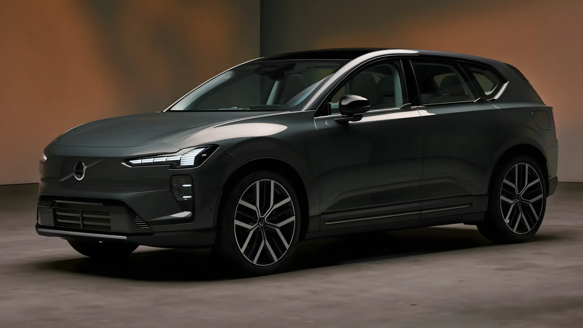 Volvo EX60 2026 prata em movimento vista frontal e lateral mostrando design aerodinâmico