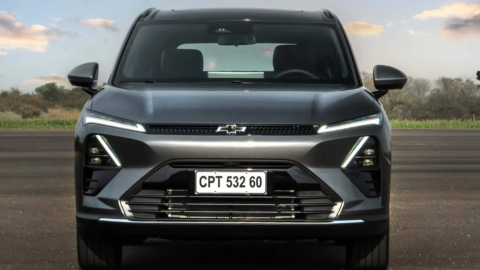 Chevrolet Captiva EV 2026 em &acirc;ngulo frontal, mostrando far&oacute;is de LED e grade fechada