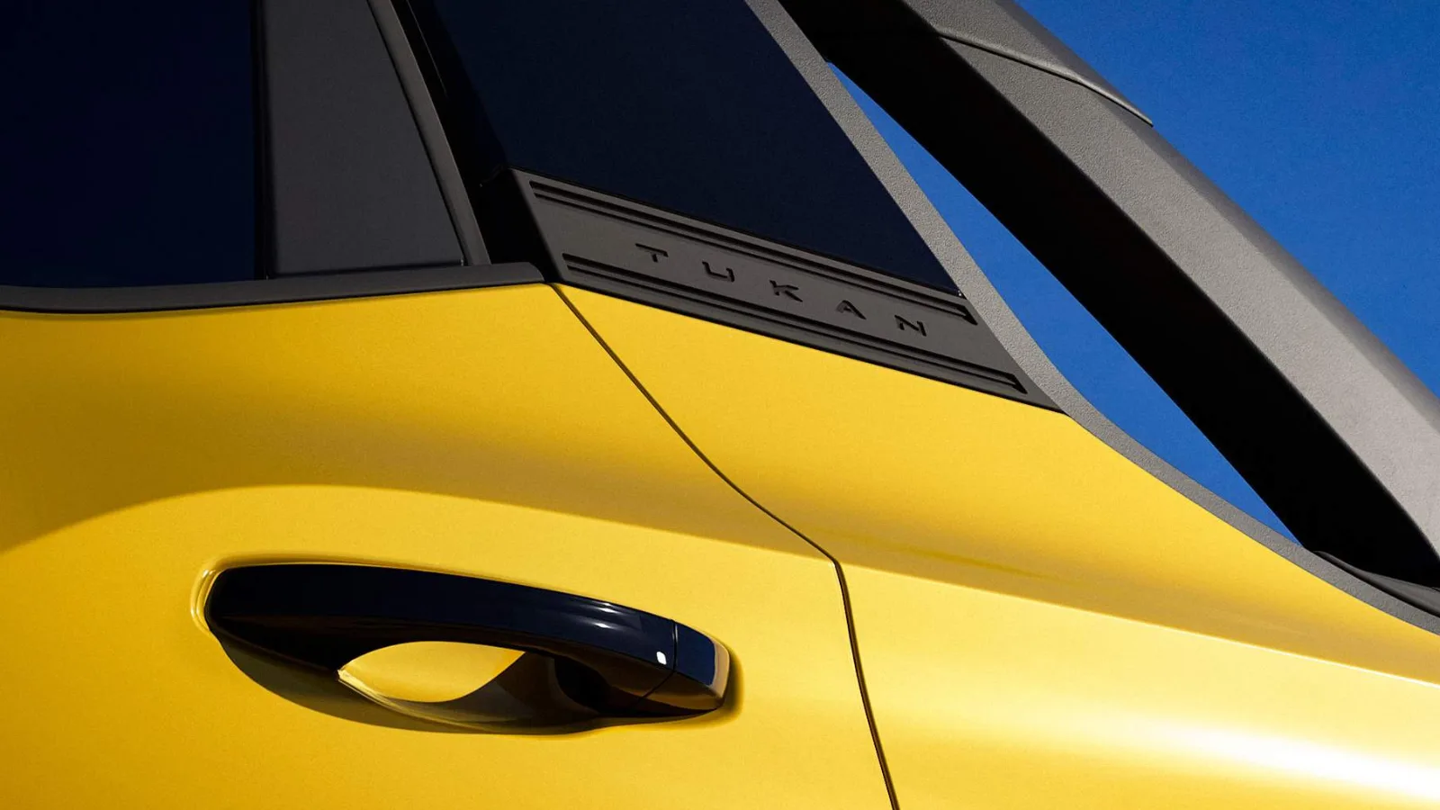 Teaser lateral da nova picape VW Tukan 2027 na cor Amarelo Canário mostrando logo